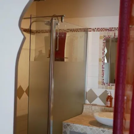 Bed and breakfast Les Jardins De Lumiere